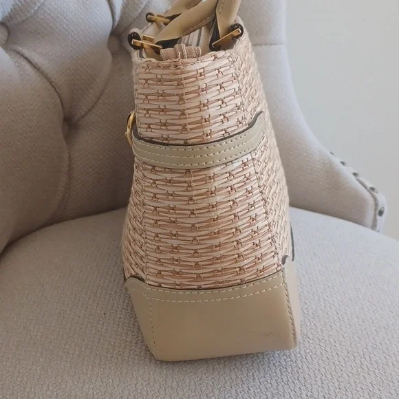 Etienne Aigner Spacious Woven Zippered Bag - Picture 4 of 16